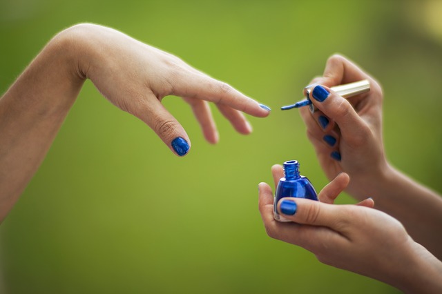 What are acrylic nail kits?