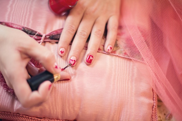 Why do people use acrylic nail sets and what are they?